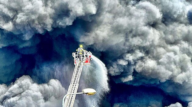 Patn�ct jednotek hasi�� likvidovalo po��r skladu plast� v pr�myslov�m are�lu v Otrokovic�ch. (10. b�ezna 2026)