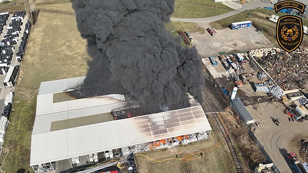 Patn�ct jednotek hasi�� likvidovalo po��r skladu plast� v pr�myslov�m are�lu v Otrokovic�ch. (10. b�ezna 2026)