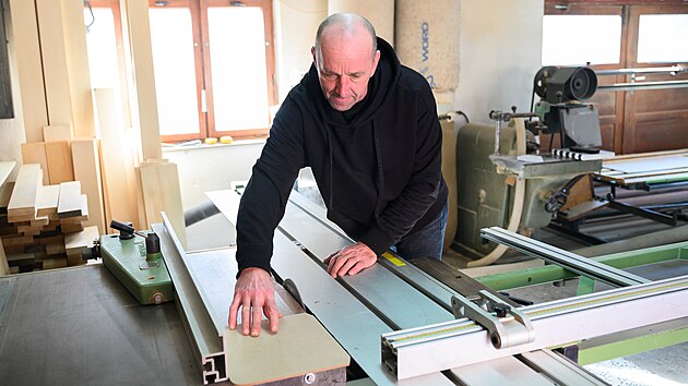 Stola� Jan Mach� vyr�b� pro mezin�rodn� d�tsk� filmov� festival ve Zl�n� d�ev�n� klapky u� 29 let. (b�ezen 2026)