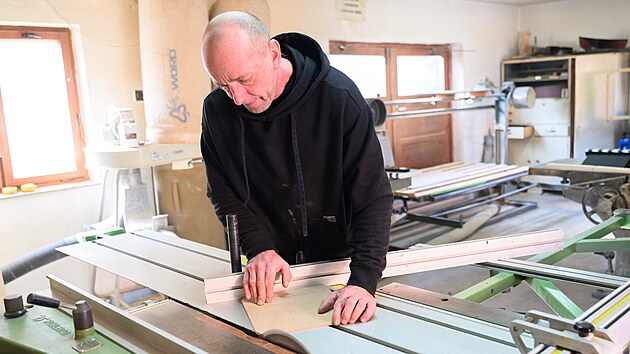 Stola� Jan Mach� z Vysok�ho Pole vyr�b� pro mezin�rodn� d�tsk� filmov� festival ve Zl�n� d�ev�n� klapky u� 29 let. (b�ezen 2026)