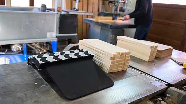 Stola� Jan Mach� z Vysok�ho Pole vyr�b� pro mezin�rodn� d�tsk� filmov� festival ve Zl�n� d�ev�n� klapky u� 29 let. (b�ezen 2026)