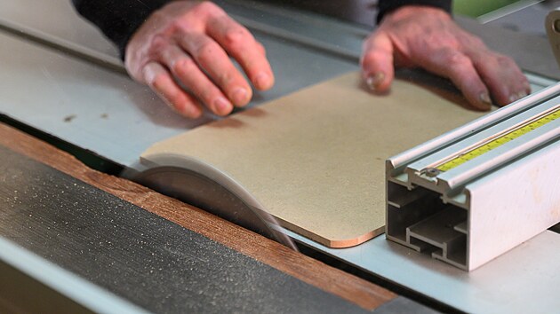 Stola� Jan Mach� z Vysok�ho Pole vyr�b� pro mezin�rodn� d�tsk� filmov� festival ve Zl�n� d�ev�n� klapky u� 29 let. (b�ezen 2026)