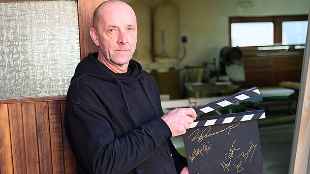 Stola� Jan Mach� z Vysok�ho Pole vyr�b� pro mezin�rodn� d�tsk� filmov� festival ve Zl�n� d�ev�n� klapky u� 29 let. (b�ezen 2026)