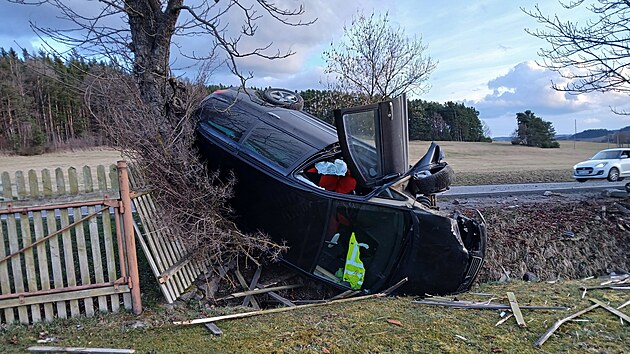 Havarovan� auto u obce Hlubo� na P��bramsku. (11. b�ezna 2026)