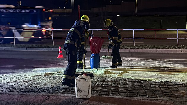 Rozlit� kyselina musela b�t neutralizov�na. (11. b�ezna 2026)