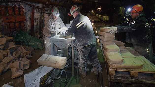 Podzem� Dolu �SM u Karvin� ani po ukon�en� t�by �ern�ho uhl� zcela neutichlo. Nyn� tam horn�ci z OKD z pytl� se speci�ln� sm�s� stav� v�buchuvzdorn� hr�ze. (17. b�ezna 2026)