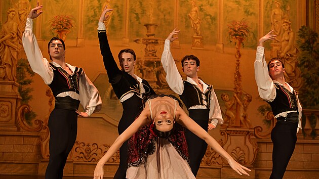 Baletn� zpracov�n� poh�dky o Popelce v kv�tnu v Praze zatan�� Classico Ballet Napoli