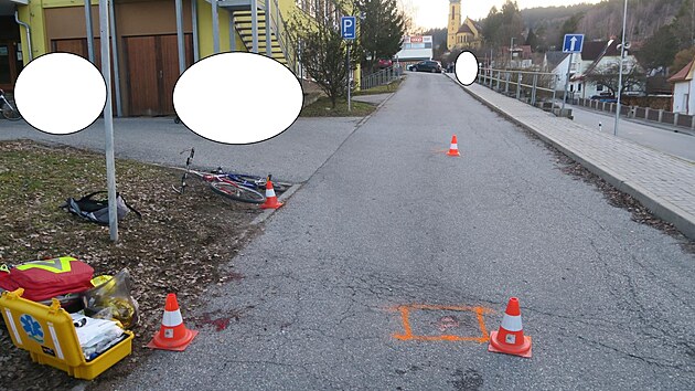 Ke st�etu do�lo v m�rn�m kles�n�. Cyklista sj�d�l kopec bez dr�en� ��d�tek.