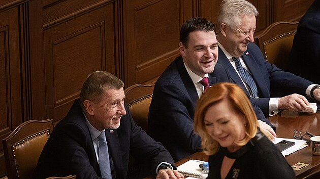 Premi�r Andrej Babi�, ministryn� financ� Alena Schillerov�, ministr zahrani�� Petr Macinka a ministr obrany Jaromir Z�na po schv�len� st�tn�ho rozpo�tu na leto�n� rok (11. b�ezna 2026)