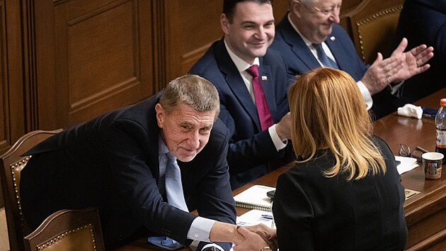 Zleva premi�r Andrej Babi� (ANO), ministryn� financ� Alena Schillerov� (ANO), ministr zahrani�� Petr Macinka (Motorist�) a ministr obrany Jarom�r Z�na (SPD) po schv�len� n�vrhu st�tn�ho rozpo�tu na ��dn� sch�zi Sn�movny, 11. b�ezna 2026, Praha.