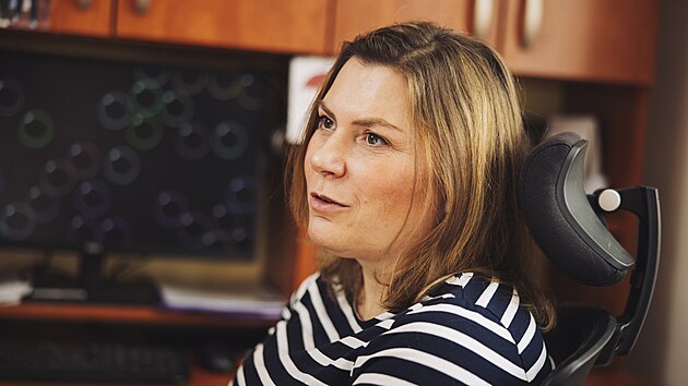 Miroslava Smutn� p�sob� jako d�jepis��ka, n�m�in��ka a kari�rn� poradkyn� na Obchodn� akademii Kotl��sk� v Brn�.