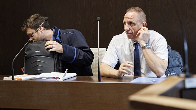 Okresn� soud v B�eclavi se za�al zab�vat p��padem spadl� branky na h�i�ti, kter� zabila chlapce. Z usmrcen� z nedbalosti je ob�alov�n Lubo� Nov�k (na sn�mku vpravo), pracovn�k Technick�ch slu�eb m�sta B�eclav. (17. b�ezna 2026)