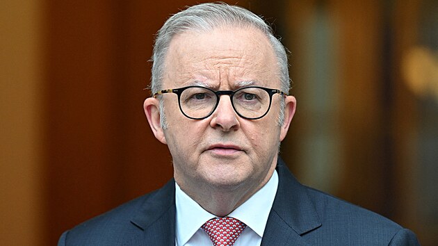 Australsk� premi�r Anthony Albanese se ��astn� tiskov� konference v budov� parlamentu v Canbe�e. (9. b�ezna 2026)