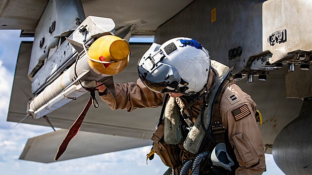 Nejmodern�j�� letadlov� lo� americk�ho n�mo�nictva USS Gerald R. Ford operuj�c� ve St�edozemn�m mo�i se zapojila do operace Epick� zu�ivost, ��m� zah�jila ofenz�vu proti �r�nu. (4. b�ezna 2026)