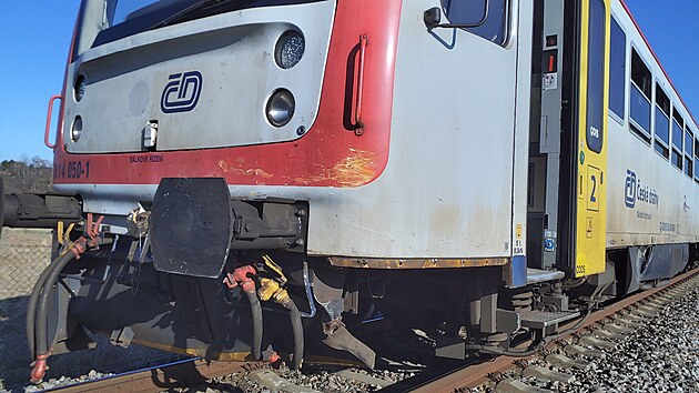 �idi�ka osobn�ho automobilu vjela na �elezni�n�m p�ejezdu v Chrudimi-P횝ovech pod vlak. (13. b�ezna 2026)