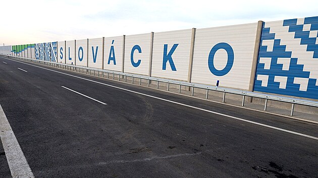 Litomy�l by r�da zatraktivnila vzhled betonov�ch protihlukov�ch st�n u budovan� d�lnice p�smenem L v barv�ch m�sta. Ne�lo by na �esk�ch d�lnic�ch o nic neobvykl�ho. Zaj�mav� vizu�ln� styl podtrhuje v�znam Slov�cka na d�lnici D55.