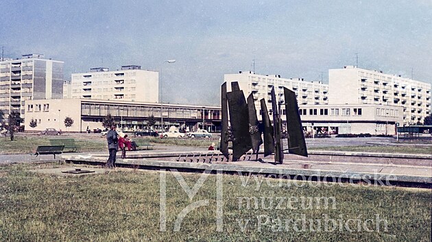 Ve ve�ejn�m prostoru se nach�z� st�le dost um�leck�ch d�l z dob socialismu.