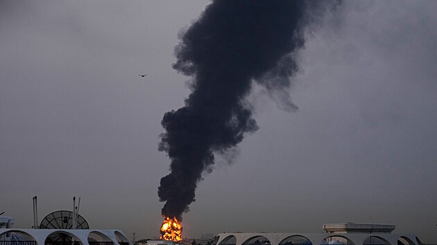 Na leti�ti v Dubaji do�lo k p�eru�en� letov�ho provozu kv�li n�razu dronu do palivov� n�dr�e. (16. b�ezna 2026)