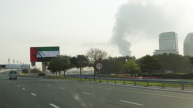 Na leti�ti v Dubaji do�lo k p�eru�en� letov�ho provozu kv�li n�razu dronu do palivov� n�dr�e. (16. b�ezna 2026)