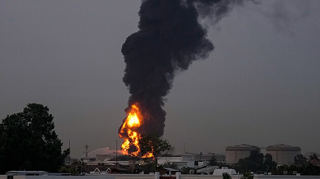 Na leti�ti v Dubaji do�lo k p�eru�en� letov�ho provozu kv�li n�razu dronu do palivov� n�dr�e. (16. b�ezna 2026)