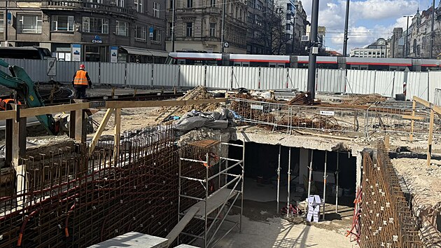 Pr�ce na v�stavb� tramvajov�ch trat� Muzeum a V�clavsk� n�m�st� pokra�uj� dle harmonogramu. Dv� investi�n� akce, kter� na sebe navazuj� a tvo�� jeden provozn� celek, kter� bude uveden do provozu na konci �ervna 2027.