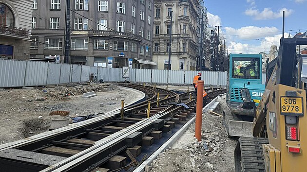 Pr�ce na v�stavb� tramvajov�ch trat� Muzeum a V�clavsk� n�m�st� pokra�uj� dle harmonogramu. Dv� investi�n� akce, kter� na sebe navazuj� a tvo�� jeden provozn� celek, kter� bude uveden do provozu na konci �ervna 2027.