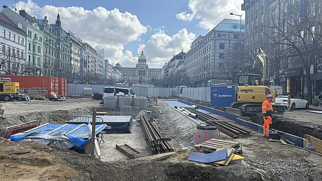 Pr�ce na v�stavb� tramvajov�ch trat� Muzeum a V�clavsk� n�m�st� pokra�uj� dle harmonogramu. Dv� investi�n� akce, kter� na sebe navazuj� a tvo�� jeden provozn� celek, kter� bude uveden do provozu na konci �ervna 2027.