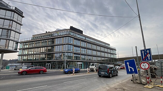 River Business Centre ��slo 2 sp�je do fini�e. Hmota oproti p�vodn�mu objektu v�razn� p�ibyla.