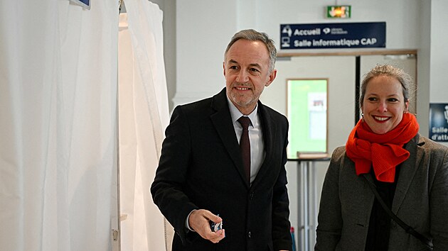 Francouzsk� socialistick� kandid�t na post pa��sk�ho starosty Emmanuel Gr�goire spolu s kandid�tkou na starostku 12. pa��sk�ho obvodu Luci� Castetsovou. (15. b�ezna 2026)