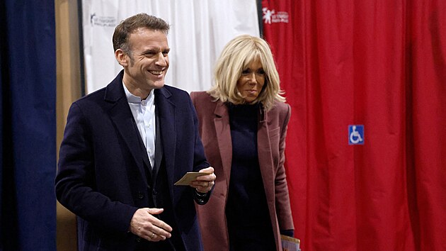 Francouzsk� prezident Emmanuel Macron p�ijel se svou man�elkou Brigitte Macronovou do volebn� m�stnosti v Le Touquet-Paris-Plage. (15. b�ezna 2026)