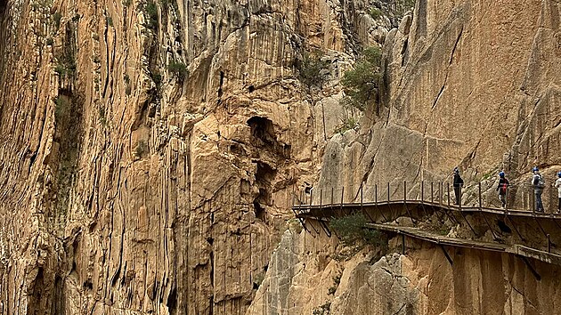 Caminito del Rey, neboli Kr�lovsk� cesta vede po d�ev�n�ch chodn�c�ch p�ipevn�n�ch ke skaln�m st�n�m vysoko nad �ekou Guadalhorce.