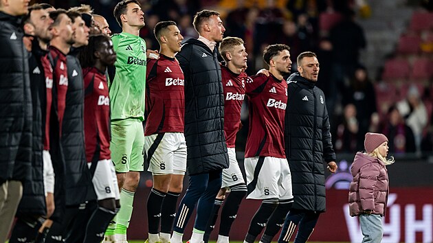 Spar�an�t� fotbalist� slav� s fanou�ky v�hru nad Slov�ckem, v zelen�m dresu brank�� Jakub Surov��k, kter�ho fandov� ocenili i za rozhovor s novin��i po osmifin�le Konferen�n� ligy v Alkmaaru.