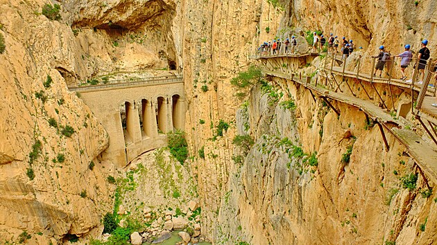 Pokud hled�te trochu adrenalinu, zami�te na Caminito del Rey. Tato �zk� stezka vede po d�ev�n�ch chodn�c�ch p�ipevn�n�ch ke skaln�m st�n�m vysoko nad �ekou Guadalhorce.