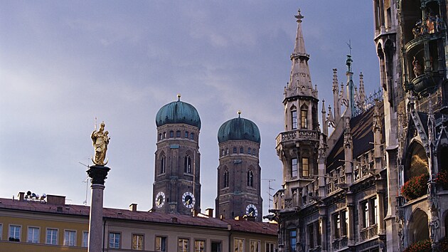 Frauenkirche, tedy kostel Panny Marie, se py�n� dv�ma kupolemi, kter� jsou...