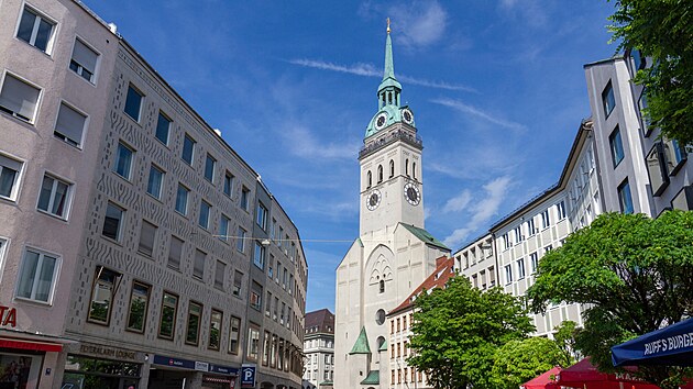 Na sv� si v Mnichov� p�ijdou i milovn�ci historie a architektury. Pokud se mezi n� �ad�te i vy, nesm�te minout nejstar�� m�stn� kostel sv. Petra (Sankt Peterskirche), z jeho� zvonice je kr�sn� v�hled do okol�.
