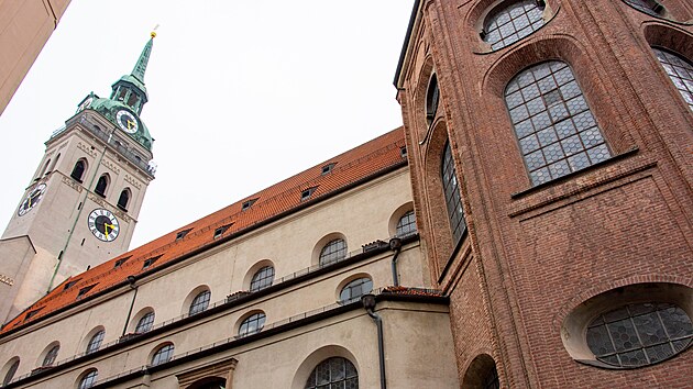 Na sv� si v Mnichov� p�ijdou milovn�ci historie a architektury. Pokud se mezi n� �ad�te i vy, nesm�te minout nejstar�� m�stn� kostel sv. Petra (Sankt Peterskirche), z jeho� zvonice je kr�sn� v�hled do okol�.