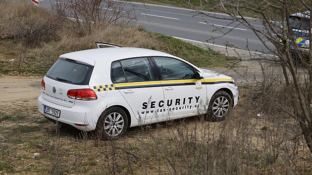 Majitel domu, kter� ��ady na��dily zbourat, vylezl 12. b�ezna 2026 na st�echu. Na m�sto dorazili policist�, hasi�i i z�chran��i.