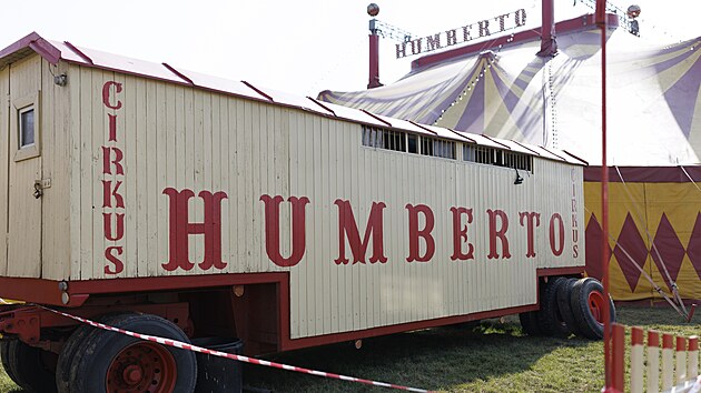Cirkus Humberto jako jeden z posledn�ch vystupuje i s exotick�mi zv��aty.