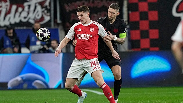 Viktor Gy�keres z Arsenalu v dr�en� Roberta Andricha (Leverkusen).