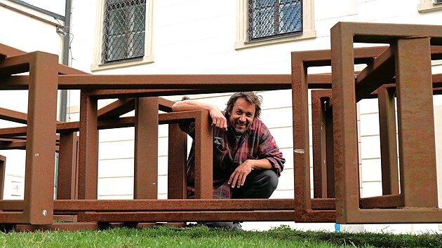 Jakub Flej�ar p�i lo�sk� instalaci sv�ch soch v Nov�m M�st� na Morav�