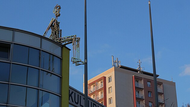 Nep�ehl�dnutelnou dominantu kulturn�ho domu nyn� tvo�� Flej�arovo d�lo s n�zvem Zlatej soused.