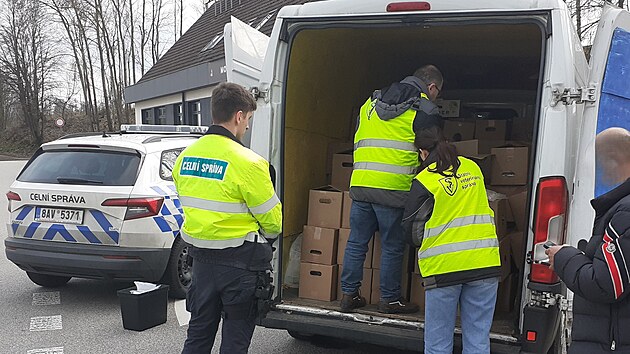 ��nsk� podnikatel vezl po D1 z Prahy do V�dn� tunu mra�en�ho masa v oby�ejn� dod�vce. Zbo�� se za�alo kazit, celn�ci a veterin��i ho poslali na likvidaci.