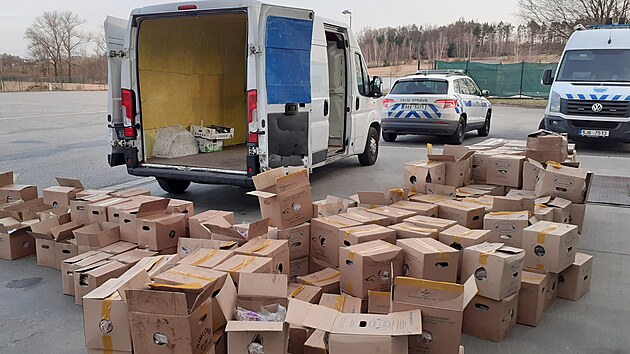 ��nsk� podnikatel vezl po D1 z Prahy do V�dn� tunu mra�en�ho masa v oby�ejn� dod�vce. Zbo�� se za�alo kazit, celn�ci a veterin��i ho poslali na likvidaci.