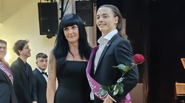 �esk� kung-fu bojovn�k Karel Korenc na maturitn�m plese s t��dn� u�itelkou.