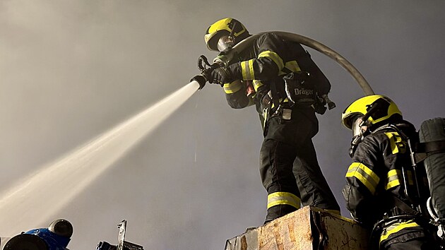 Hasi�i zasahuj� na m�st� po��ru v ulici Ke Kablu (13. b�ezna 2026)