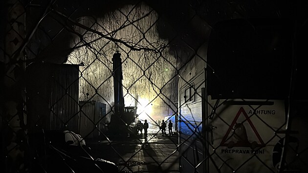 Hasi�i zasahuj� na m�st� po��ru v ulici Ke Kablu (13. b�ezna 2026)