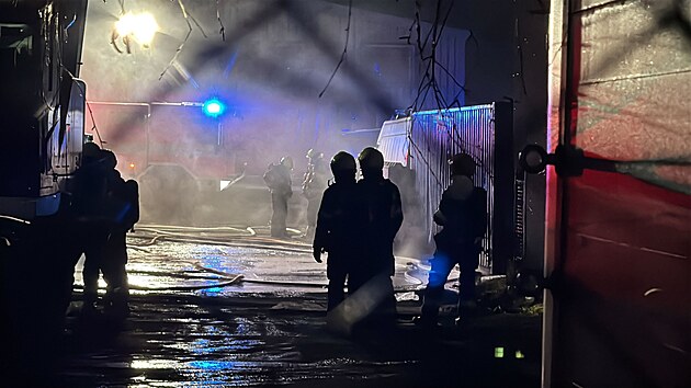 Hasi�i zasahuj� na m�st� po��ru v ulici Ke Kablu (13. b�ezna 2026)