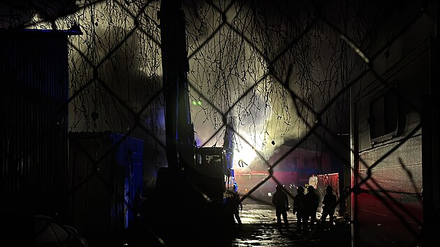 Hasi�i zasahuj� na m�st� po��ru v ulici Ke Kablu (13. b�ezna 2026)