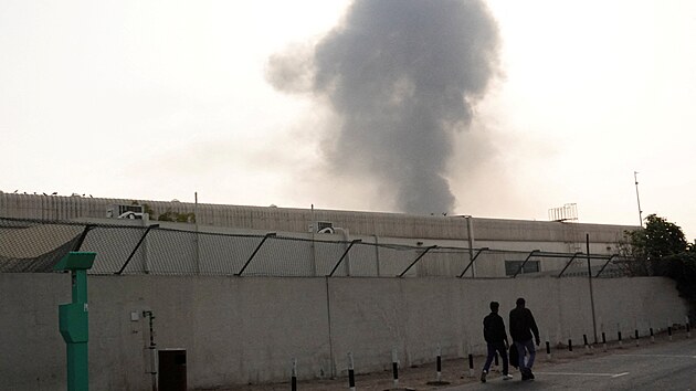 Z oblasti pobl� Mezin�rodn�ho leti�t� v Dubaji stoup� kou� pot�, co �tok dronem zas�hl palivovou n�dr�. (16. b�ezna 2026)