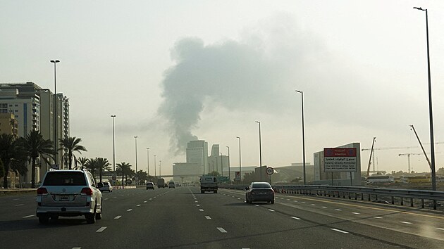 P�es �eln� sklo vozidla je vid�t kou� stoupaj�c� z oblasti pobl� Mezin�rodn�ho leti�t� v Dubaji pot�, co �tok dronem zas�hl palivovou n�dr�. (16. b�ezna 2026)